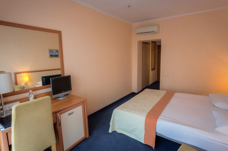 Intourist Hotel Zaporizhia Exterior photo